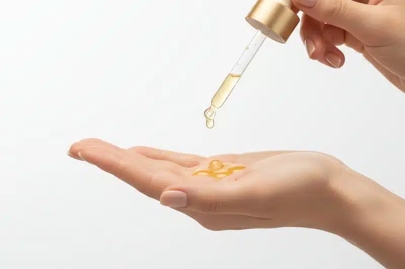 Aplicación de sérum con pipeta en la palma de la mano