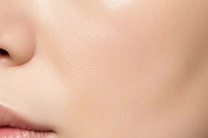 Textura de piel luminosa y saludable tras tratamiento con bakuchiol o retinol