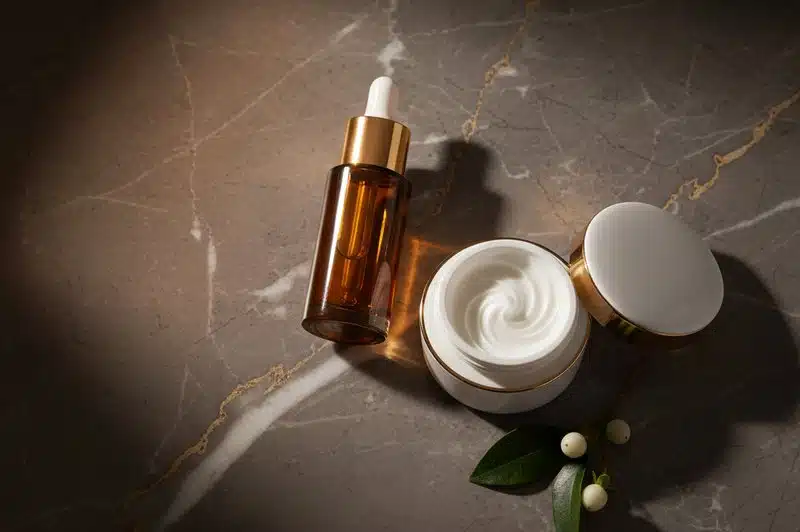 Rutina de noche con sérum y crema antiedad