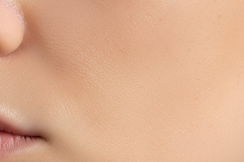 Piel facial con tono uniforme y aspecto saludable