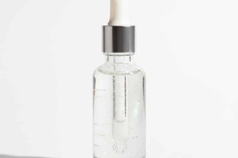 Sérum de niacinamida con textura translúcida en frasco cuentagotas